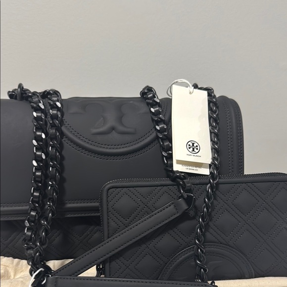 Tory Burch Black Leather Shoulder Bag with Gold Accents - Picture 2 of 4